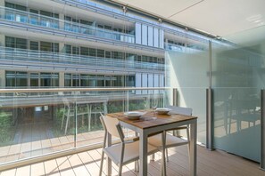 Outdoor dining - Genoa Waterfront Modern Suite x2 (Genova)