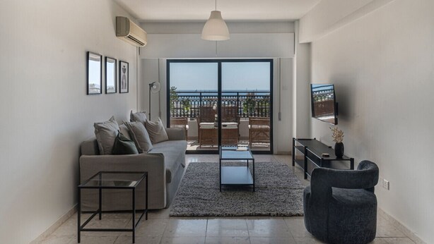 TV - Phaedrus Living: Seaview Phinikoudes Flat (Larnaca)