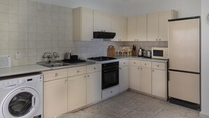 Fridge, microwave, oven, stovetop - Phaedrus Living: Seaview Phinikoudes Flat (Larnaca)