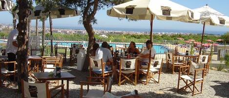 屋外ダイニングエリア