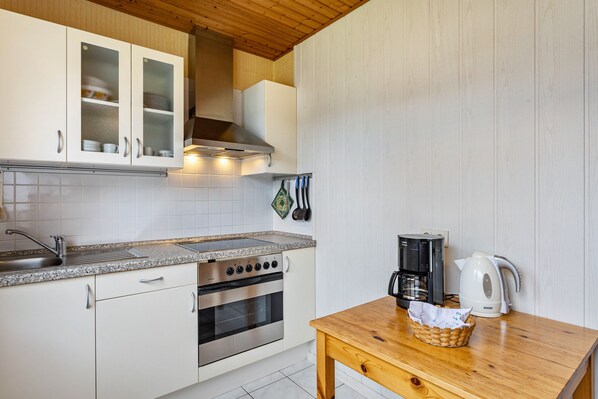 Fridge, microwave, oven, stovetop - Apartment 'Ferienwohnung Typ A' with Private Terrace and Wi-Fi (Willingen (Upland))