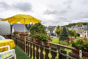 Outdoor dining - Apartment 'Ferienwohnung Typ B' with Balcony and Wi-Fi (Willingen (Upland))