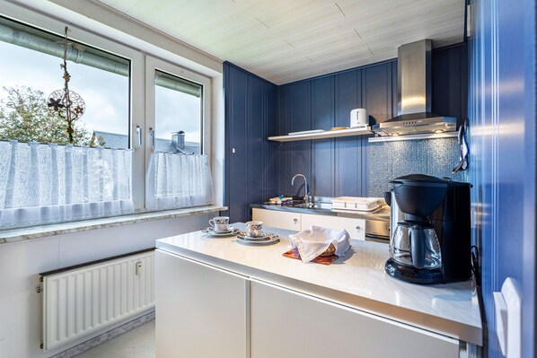 Fridge, microwave, oven, stovetop - Apartment 'Ferienwohnung Typ B' with Balcony and Wi-Fi (Willingen (Upland))