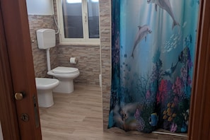 SĂšche-cheveux, serviettes fournies, papier toilette