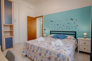 1 chambre, fer et planche à repasser, accès Internet, draps fournis