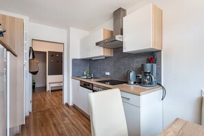 Frigorífico, microondas, horno y placa de cocina