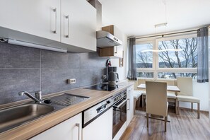 ثلاجة، ميكروويف، فرن، موقد طهي مسطح