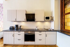 Frigorifero, microonde, forno, piano cottura