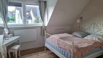 3 bedrooms, desk, iron/ironing board, free WiFi