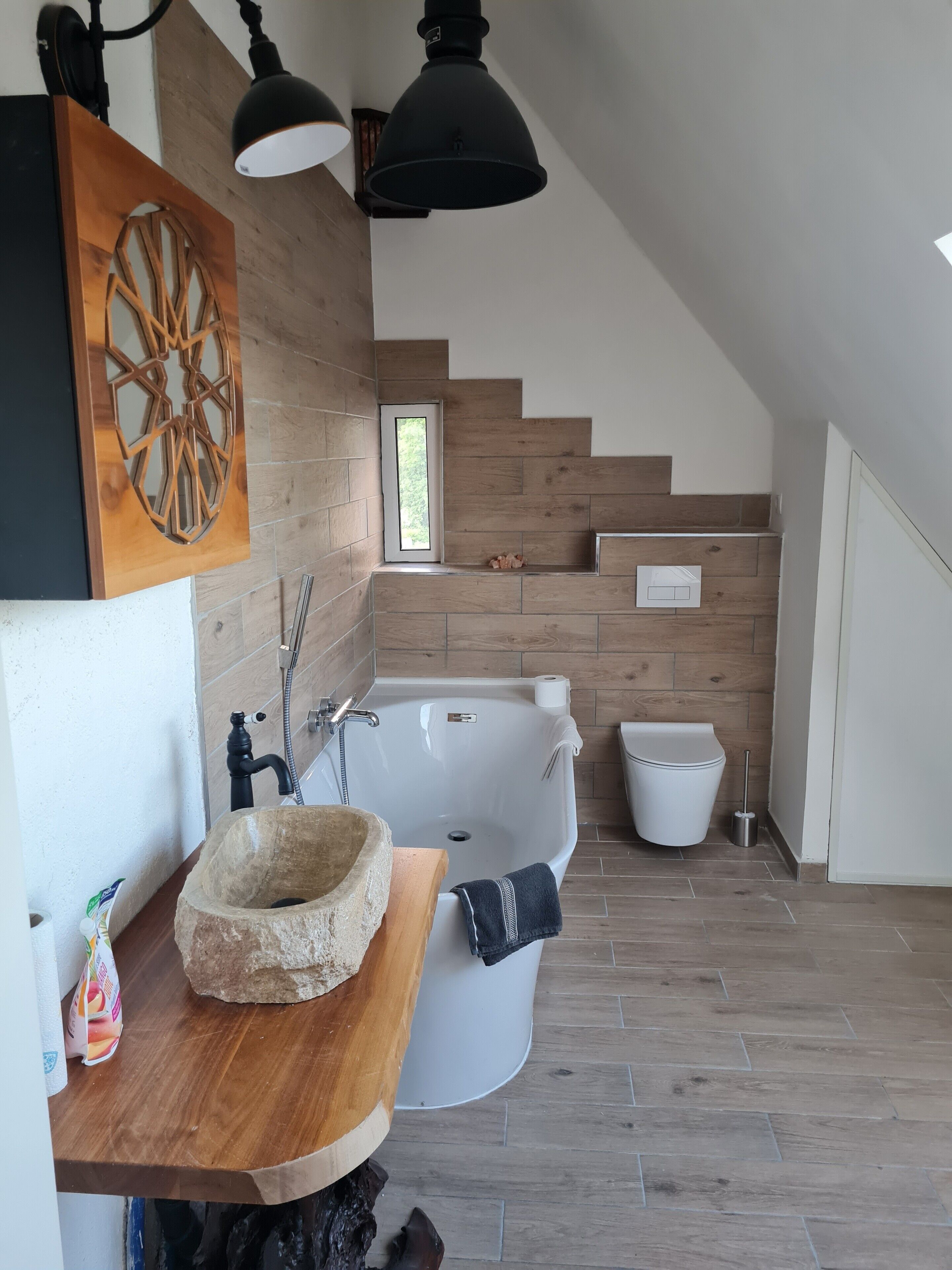 Een douche, gratis toiletartikelen, een haardroger, handdoeken