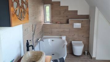 Een douche, gratis toiletartikelen, een haardroger, handdoeken