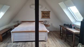 3 bedrooms, desk, iron/ironing board, free WiFi