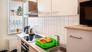 Een koelkast, een microgolfoven, een oven, een kookplaat