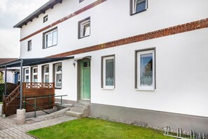Exterior - Apartment 'Ferienwohung In Orange' with Shared Terrace and Wi-Fi (Barth)