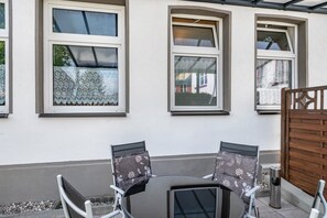 Outdoor dining - Apartment 'Ferienwohung In Orange' with Shared Terrace and Wi-Fi (Barth)