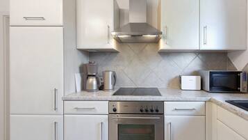 Køleskab, mikrobølgeovn, ovn, kogeplade