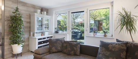 Televisión, chimenea, reproductor de DVD, estéreo