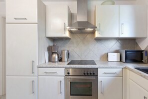 Fridge, microwave, oven, stovetop - Quiet Holiday Apartment with Gym, E-car charging station, Private Terrace with BBQ and fast Wi-Fi! (Rheinfelden (Baden))