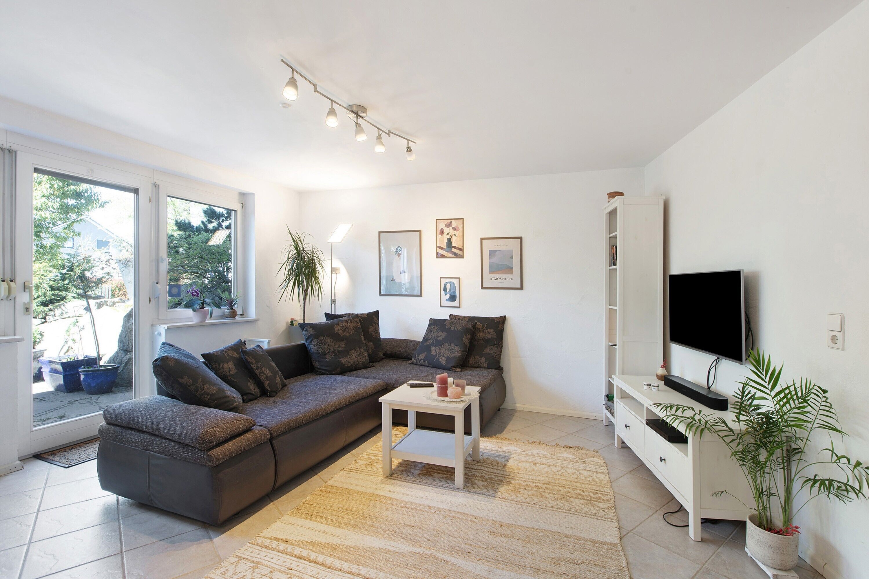 Televisión, chimenea, reproductor de DVD, estéreo