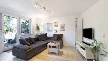 Televisión, chimenea, reproductor de DVD, estéreo