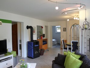 Tv, eldstad, dvd-spelare och en stereo