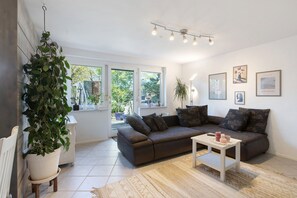 TV, fireplace, DVD player, stereo - Quiet Holiday Apartment with Gym, E-car charging station, Private Terrace with BBQ and fast Wi-Fi! (Rheinfelden (Baden))