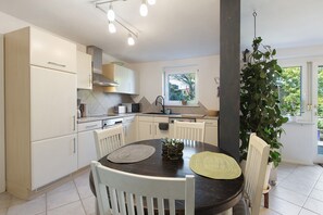 Fridge, microwave, oven, stovetop - Quiet Holiday Apartment with Gym, E-car charging station, Private Terrace with BBQ and fast Wi-Fi! (Rheinfelden (Baden))