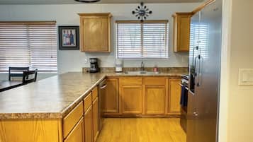 Fridge, oven, dishwasher, coffee/tea maker