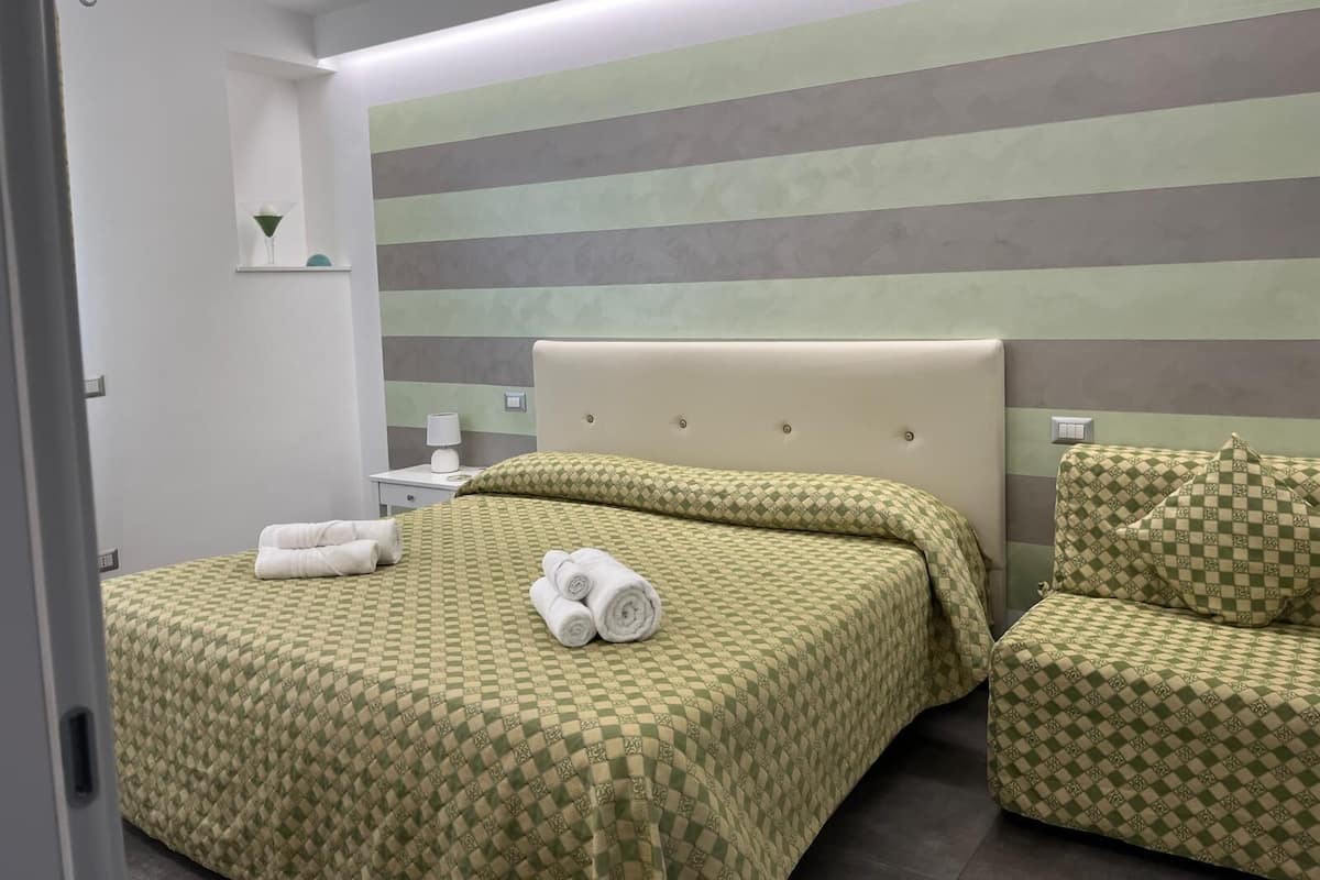 2 Schlafzimmer, Zimmersafe, Schreibtisch, laptopgeeigneter Arbeitsplatz