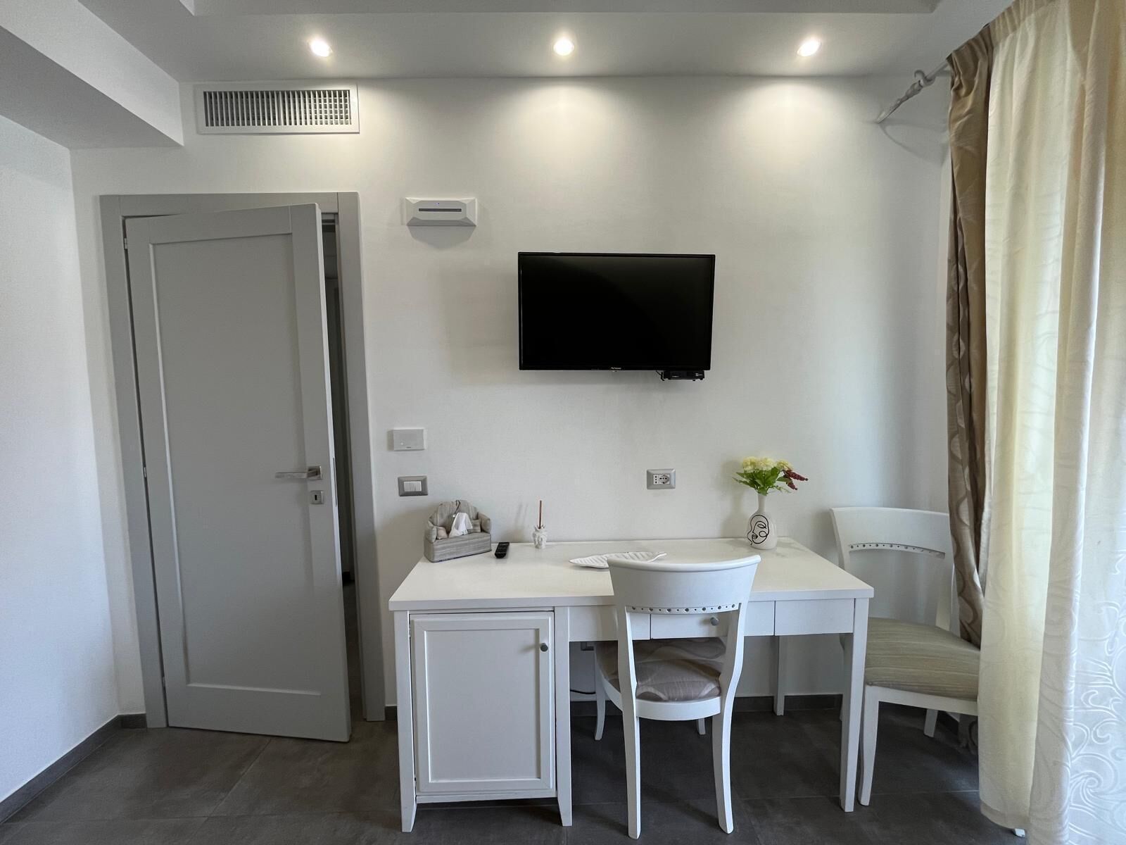 Filicudi e Alicudi | Caja de seguridad en la habitación y escritorio 