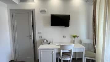 Filicudi e Alicudi | Caja de seguridad en la habitación y escritorio