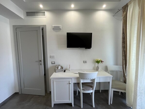 Filicudi e Alicudi | Zimmersafe, Schreibtisch, laptopgeeigneter Arbeitsplatz