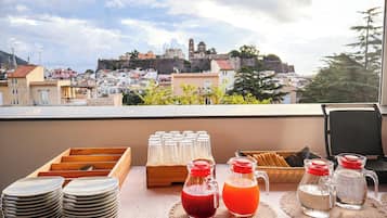 Tägliches Frühstücksbuffet (10 EUR pro Person)