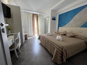 セーフティボックス (室内)、デスク、ノートパソコン用作業スペース、遮光カーテン