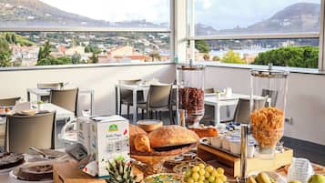 Café da manhã com buffet todos os dias (EUR 10 por pessoa)