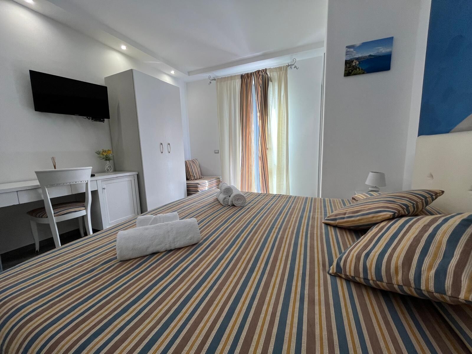 Safe på rommet, skrivebord og skrivebord for bærbar PC