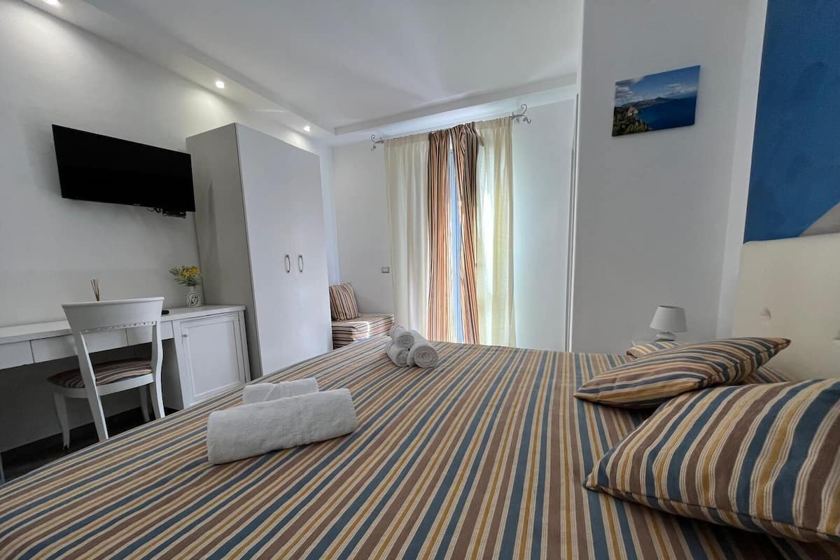 Safe på rommet, skrivebord og skrivebord for bærbar PC