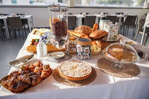 Breakfast buffet - Appartamenti il Ventaglio (Lipari)