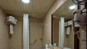 A bathroom with a bathtub, toilet, and sink. - Arkan Almanar Hotel (Madinah)
