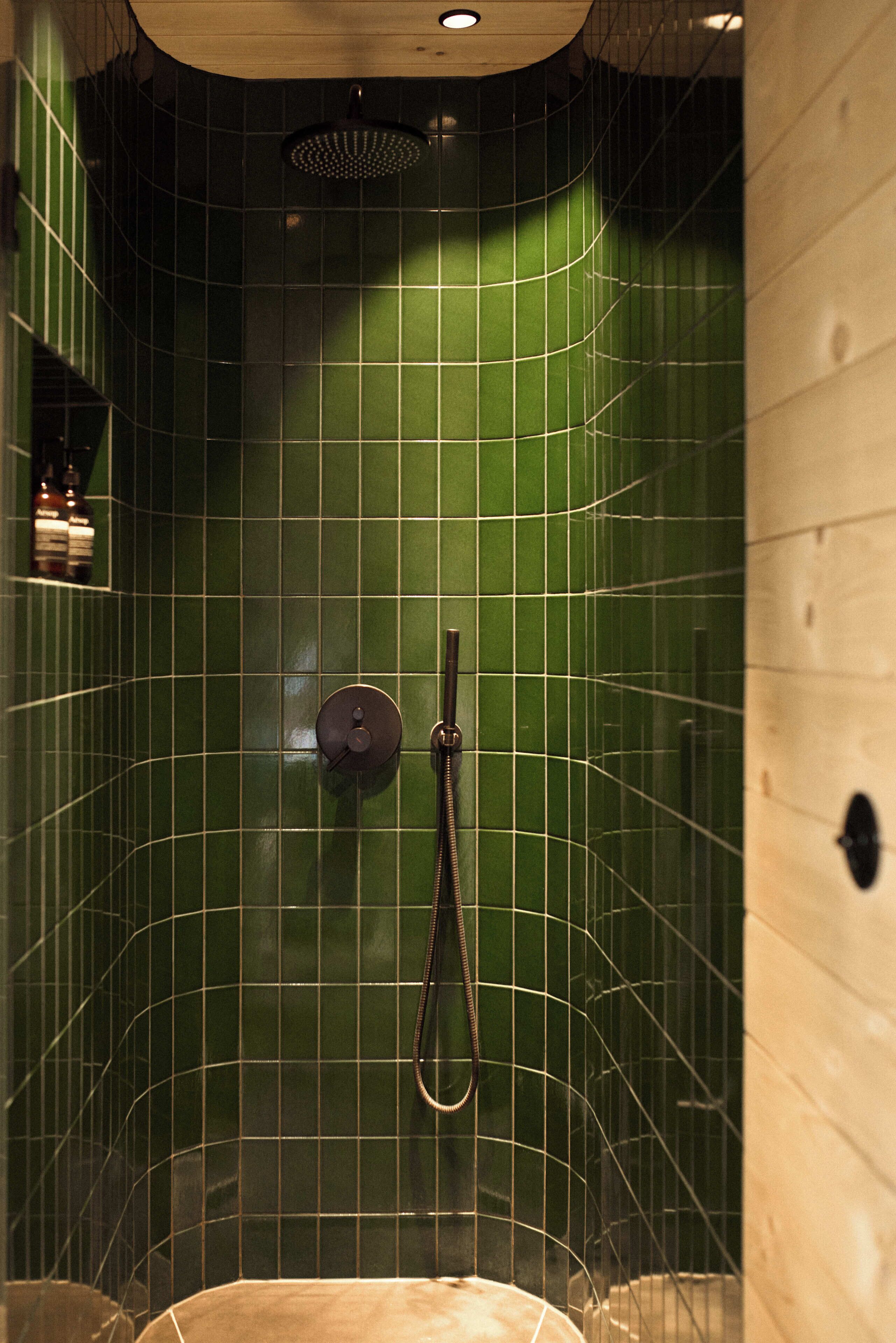 Douche, sèche-cheveux, serviettes fournies, savon