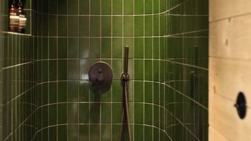 Douche, sèche-cheveux, serviettes fournies, savon