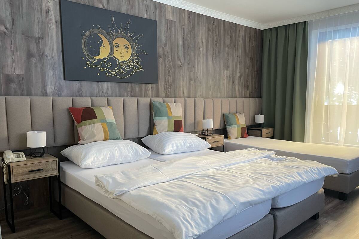 Triple room | Skrivebord, wi-fi (inkludert) og sengetøy