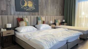 خزنة داخل الغرفة ومكتب وستائر تعتيم وأسرّة أطفال/رضّع