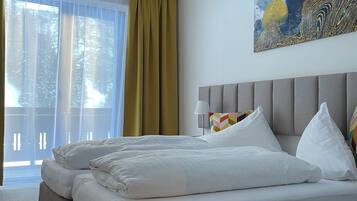 Double room | Safe på rommet, skrivebord, blendingsgardiner og barnesenger