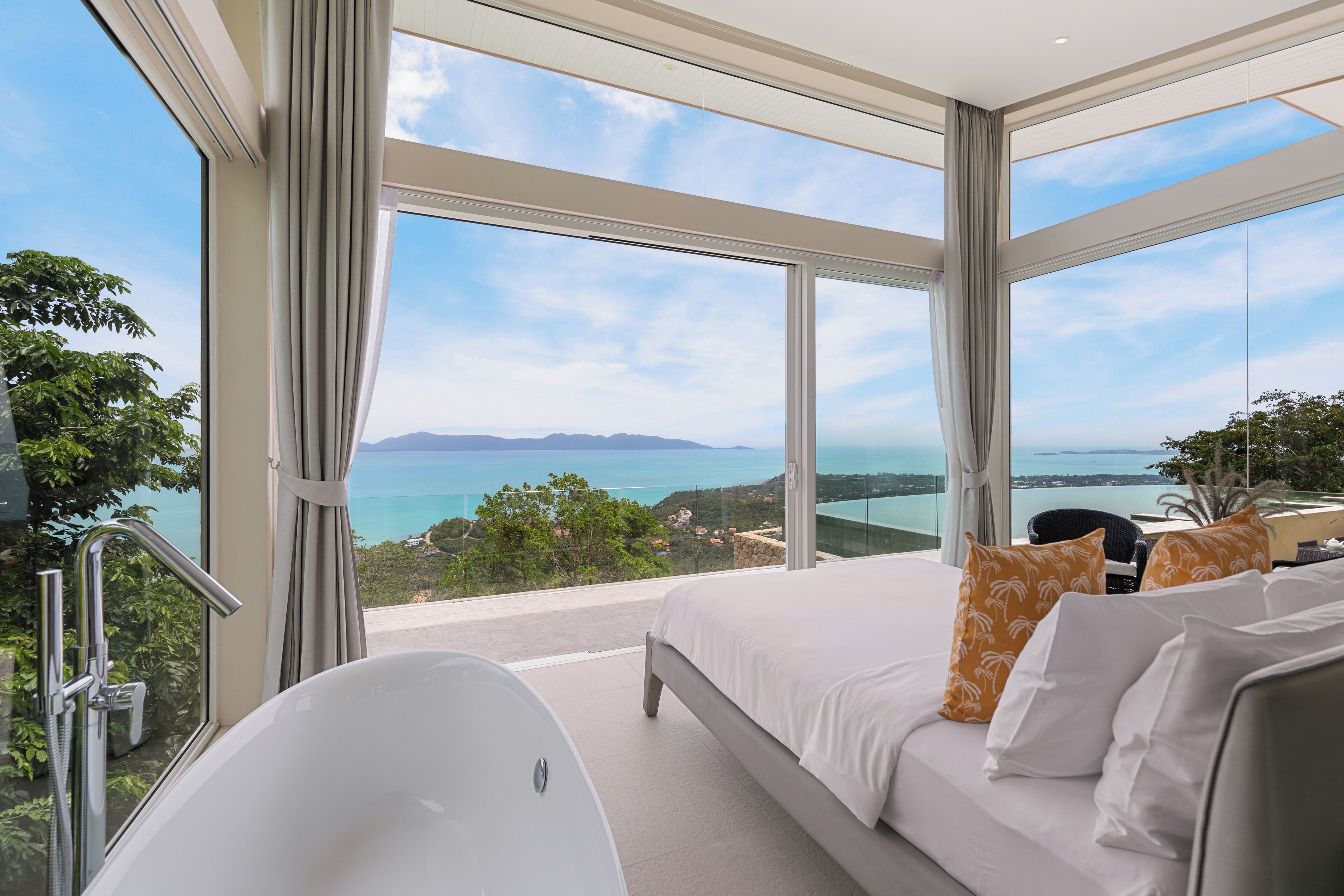 4 bedrooms, desk, WiFi, bed sheets