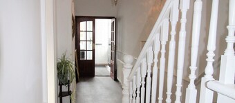 บ้านใหญ่ยุคเก่า - ปรับปรุงใหม่สวยงาม - พักได้ 9 คน