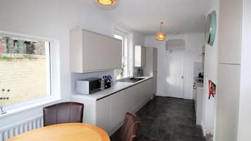 House | Private kitchen | Fridge, microwave, oven, stovetop