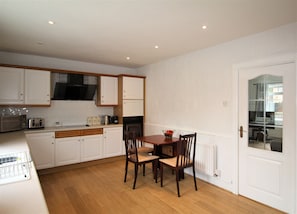 Fridge, microwave, oven, stovetop - Whitley Bay House Sleeps 6 With Garden (Whitley Bay)