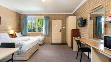 Geluiddichte muren, een strijkplank/strijkijzer, gratis wifi, beddengoed