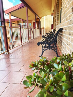 Family Room | Terrace/patio - SureStay by Best Western New Inn Richmond (Richmond)
